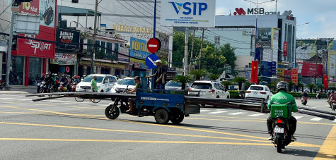 Nguy hiểm từ việc chở hàng quá dài trên đường