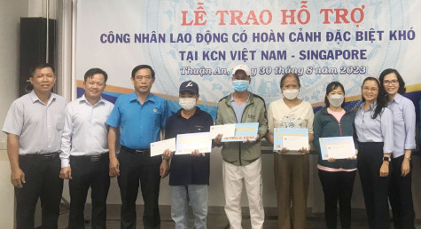 Trao hỗ trợ cho lao động có hoàn cảnh đặc biệt khó khăn