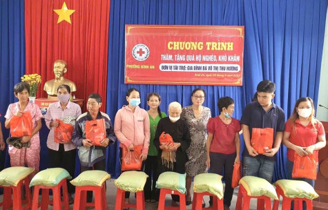 Tặng quà hộ nghèo, trao học bổng cho học sinh vượt khó