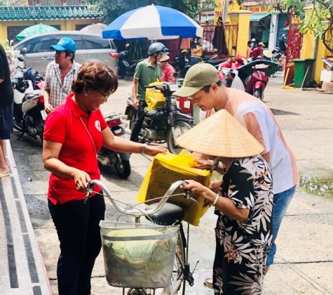 Tặng quà cho hộ nghèo ở phường Phú Cường nhân dịp lễ Vu Lan