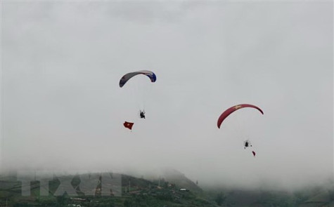 Khai mạc Festival Dù lượn 'Bay trên mùa vàng' ở Mù Cang Chải