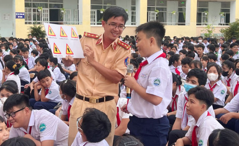 Tuyên truyền về an toàn giao thông cho hàng ngàn học sinh