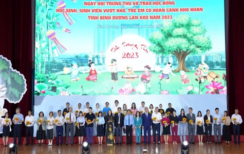 Trao hơn 1,5 tỷ đồng học bổng cho học sinh, sinh viên vượt khó