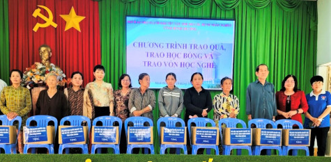 Trao quà, học bổng, vốn học nghề cho các đối tượng khó khăn