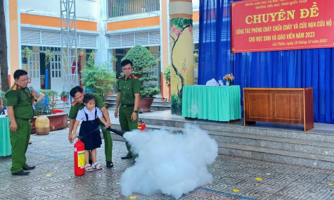 Thực hành kỹ năng phòng cháy, chữa cháy cho học sinh