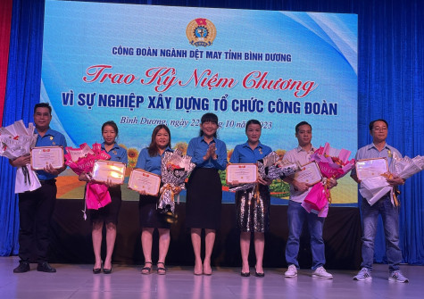 Công đoàn ngành dệt may trao quà cho công nhân lao động khó khăn