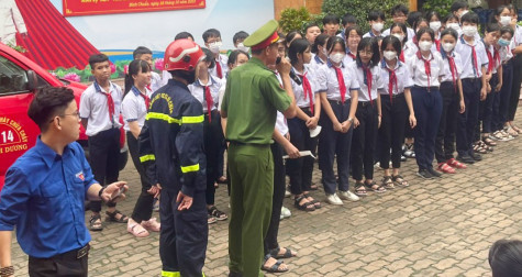 Huấn luyện kỹ năng chữa cháy, thoát nạn cho người dân