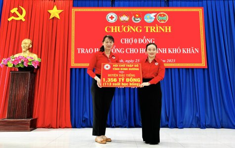 Trao tặng học bổng, nhu yếu phẩm cho học sinh vượt khó và người dân khó khăn