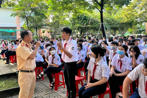 Tuyên truyền Luật Giao thông đường bộ cho hơn 900 học sinh