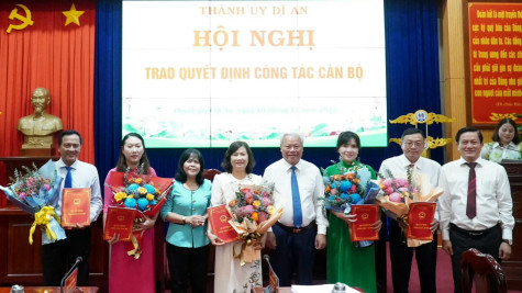 Thành ủy Dĩ An: Trao các quyết định cán bộ