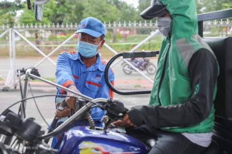 Giá xăng, dầu cùng giảm