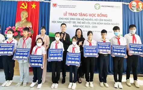 Trao học bổng tiếp sức đến trường cho 25 học sinh vượt khó