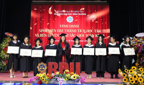 Trường Đại học Bình Dương: Trao bằng tốt nghiệp, học bổng