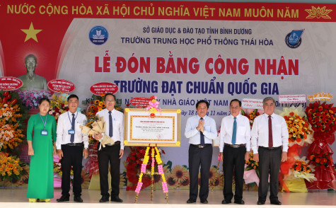 Trường THPT Thái Hòa tổ chức đón bằng công nhận trường đạt chuẩn quốc gia