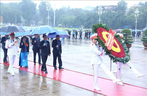 Đoàn đại biểu dự Đại hội Công đoàn Việt Nam lần thứ VIII vào Lăng viếng Bác