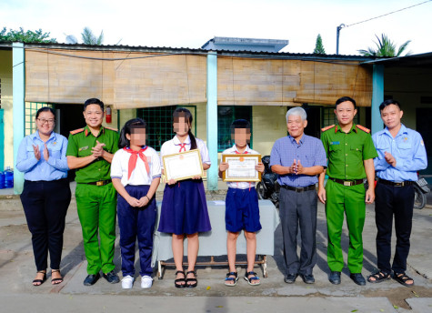 Khen thưởng học sinh dũng cảm bắt trộm