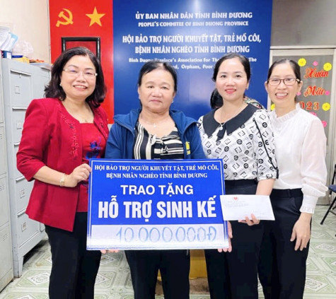 Trao kinh phí hỗ trợ sinh kế, học nghề cho các đối tượng