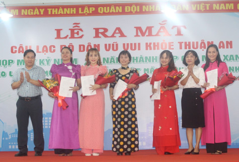 Vui tươi chương trình giao lưu ca múa nhạc "Tiếng hát mãi xanh và nhóm nhảy" TP.Thuận An