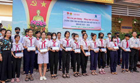 Công ty Tân Hiệp Phát trao học bổng cho học sinh nghèo vượt khó