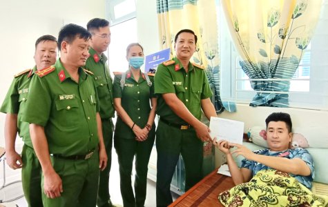 Trao tặng 20 triệu đồng cho đại úy công an bị thương khi bắt “cát tặc”