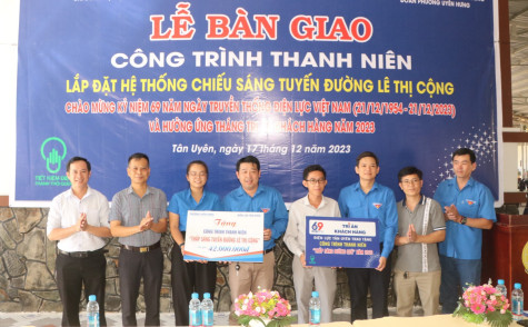 “Thắp sáng đường quê” giúp người dân đi lại vào ban đêm được an toàn