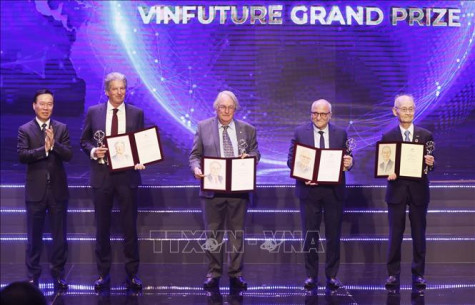 Giải thưởng Chính của VinFuture 2023: Phát minh về pin mặt trời và lưu trữ bằng pin Lithium-ion