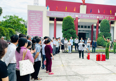 Cán bộ cơ sở trải nghiệm tham gia chữa cháy tại chỗ