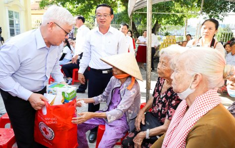 Lãnh đạo tỉnh trao tặng quà cho các địa chỉ nhân đạo, người có hoàn cảnh khó khăn