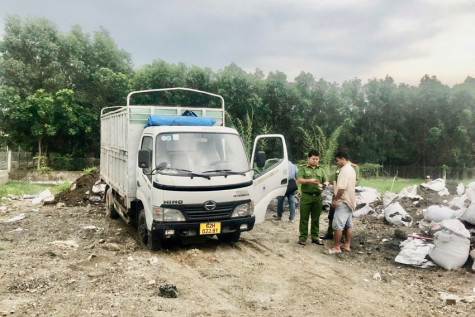 Thông tin tiếp theo vụ lén đổ rác công nghiệp ra môi trường: Xử phạt vi phạm hành chính gần 100 triệu đồng