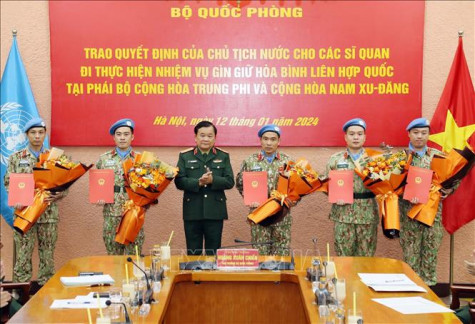 Trao quyết định cho 5 sĩ quan lên đường thực hiện nhiệm vụ gìn giữ hòa bình