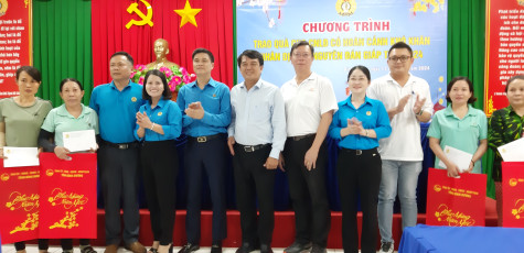 Trao hỗ trợ 100 phần quà tết cho người lao động có hoàn cảnh khó khăn