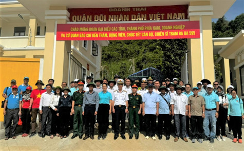 Đoàn công tác tỉnh Bình Dương thăm, chúc tết và tặng quà cán bộ, chiến sĩ trên đảo Hòn Khoai