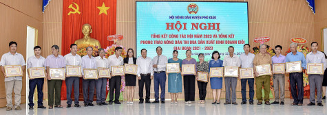 Nông dân thi đua sản xuất, kinh doanh giỏi