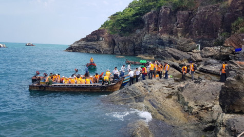 Đoàn công tác tỉnh Bình Dương thăm, tặng quà cán bộ, chiến sĩ và nhân dân đảo Hòn Chuối