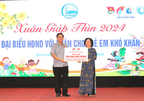 Hơn 100 trẻ em tham gia chương trình “Đại biểu HĐND với xuân cho trẻ em khó khăn”