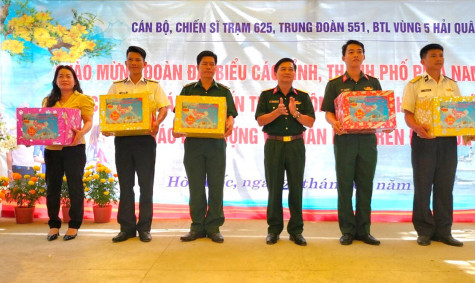 Đoàn đại biểu tỉnh Bình Dương thăm, chúc tết cán bộ, chiến sĩ đảo Hòn Đốc