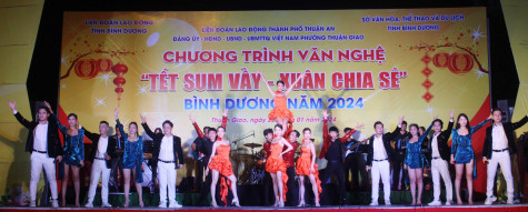 Công nhân vui với “Tết sum vầy, xuân chia sẻ”