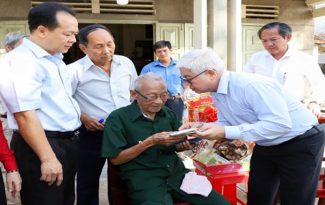 Đoàn công tác của Bí thư Tỉnh ủy thăm, tặng quà tết ở TP. Thủ Dầu Một