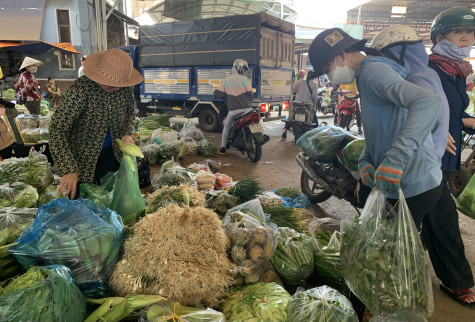 Chợ, siêu thị tấp nập khách hàng