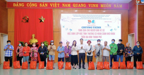 Thành đoàn Dĩ An: Trao tặng nhiều phần quà tết cho người dân khó khăn