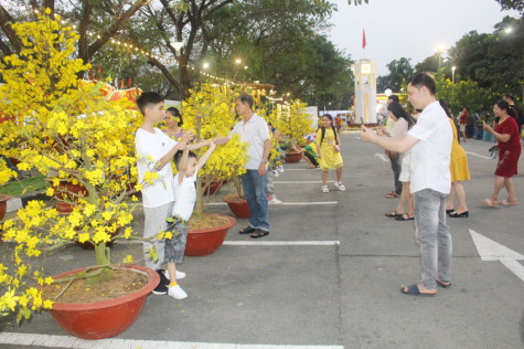 Người dân nô nức du xuân