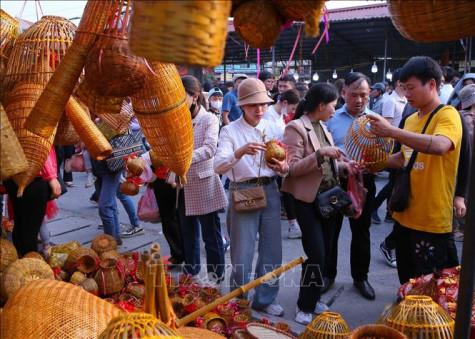 Độc lạ phiên chợ 'mua may, bán rủi'