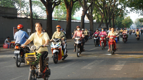 Công nhân nhộn nhịp vào ca