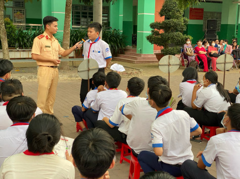 Tuyên truyền Luật Giao thông đường bộ và tặng nón bảo hiểm cho học sinh