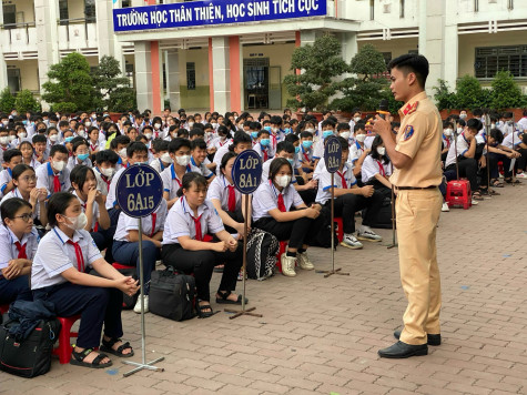 Công an TX.Bến Cát: Tuyên truyền về an toàn giao thông cho hàng ngàn học sinh