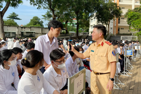 Bảo đảm trật tự an toàn giao thông cho học sinh: Gửi thông báo cho nhà trường về các trường hợp học sinh vi phạm