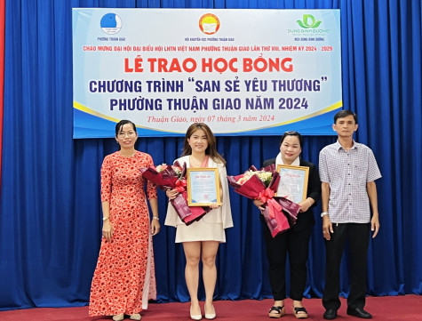 Trao tặng 25 suất học bổng "San sẻ yêu thương" cho học sinh khó khăn