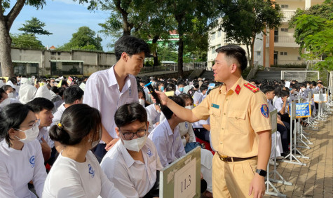 Chấn chỉnh tình trạng học sinh vi phạm giao thông: Vừa tuyên truyền, vừa xử phạt để răn đe