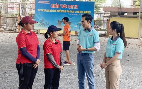 Những cô gái vàng trong làng bi sắt...