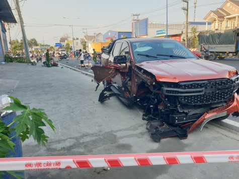 Xe bán tải tông hàng loạt xe máy, nhiều người thương vong